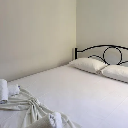 Budget 30-meter-from-beach House Ilios House Daire *